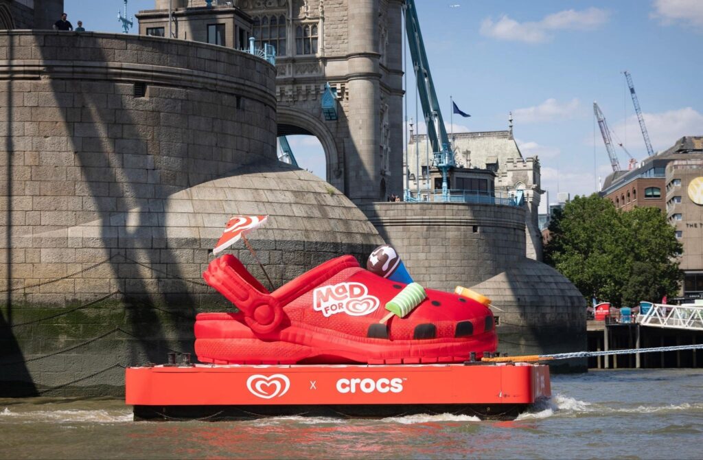 Огромный Crocs на Темзе